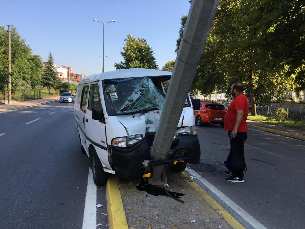 Kamyonet aydınlatma direğine saplandı: 1 yaralı