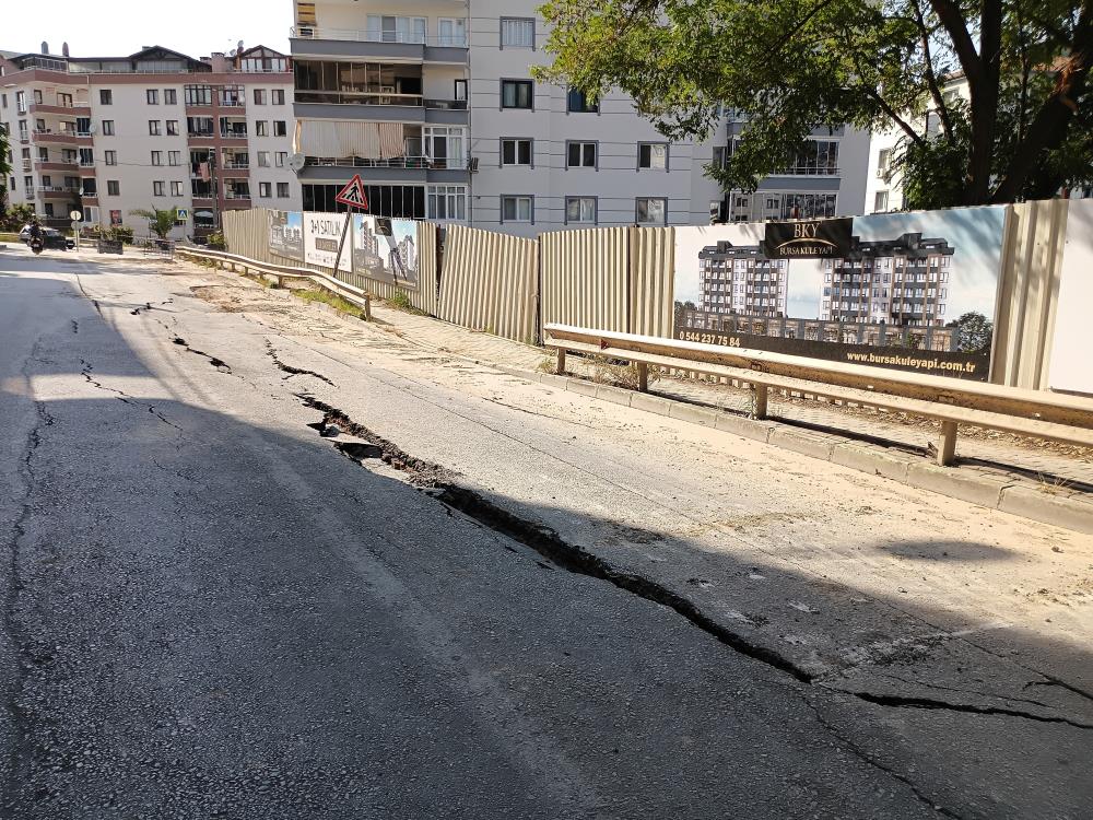 Bursa’da yolda çökme tehlikesi! O cadde trafiğe kapatıldı