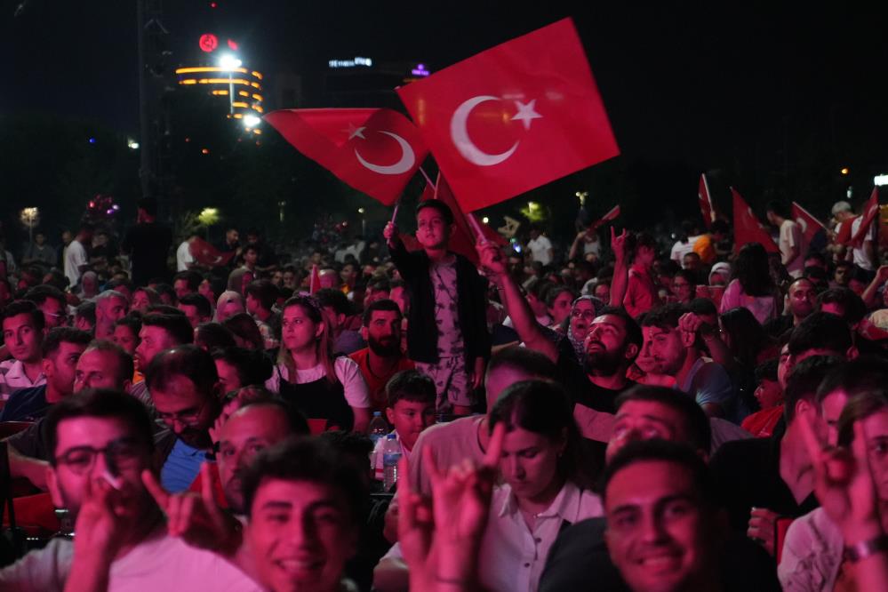 Binlerce Bursalı milli maçı beraber izledi