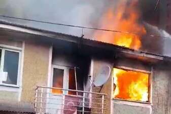 Bursa’da ev alev alev yandı! Yaşlı kadını komşuları kurtardı