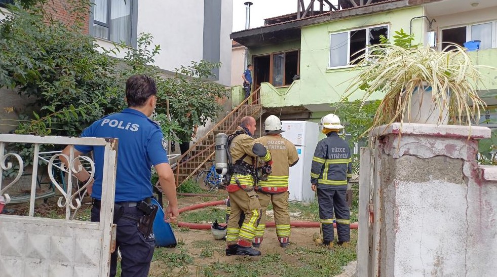 İki katlı evde yangın: 2’si çocuk 5 kişi hastanelik oldu