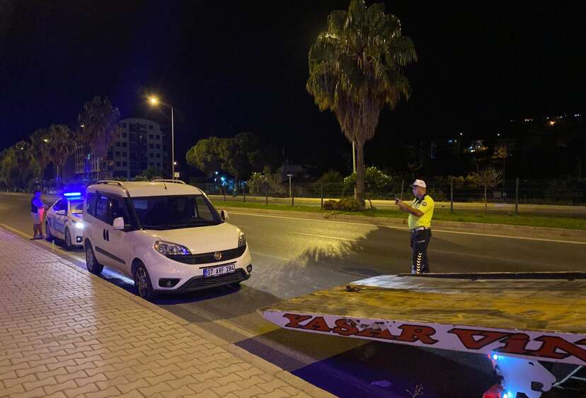 Kadını darp ederken kendisine müdahale eden polise mukavemette bulundu