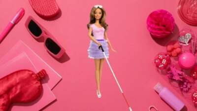 Bastona sahip ilk kör Barbie bebeği piyasaya sürüldü