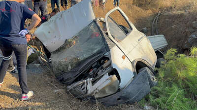 Bursa’da kaza, Devrilen kamyonette 2 kişi sıkıştı