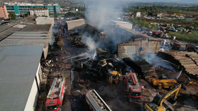 Bursa’da kereste yangınında son durum, iş yerlerine sıçradı