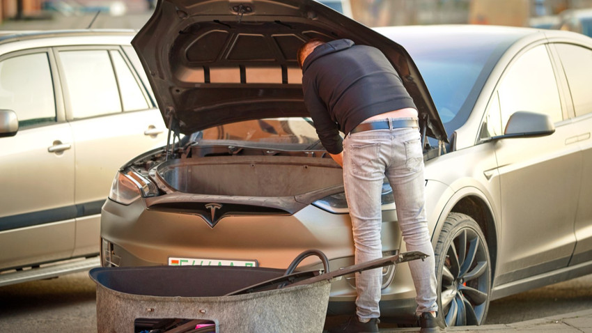 Ukrayna Tesla araçlarını parçalıyor, içindeki bataryadan şarj istasyonları kuruyor