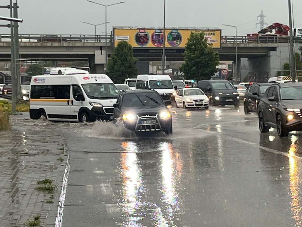 Bursa’da sağanak hayatı felç etti!