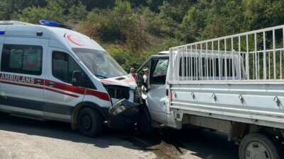 Bursa’da katliam gibi kaza: 2 ambulans kamyonet ile çarpıştı, 7 kişi yaralandı