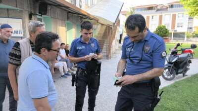 Bursa’da insanlık ölmemiş dedirten olay! Camide bulduğu dövizleri polise teslim etti