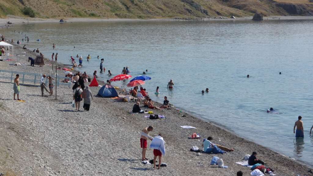 Van Gölü mavi bayraklı plajıyla tatilcileri ağırlıyor