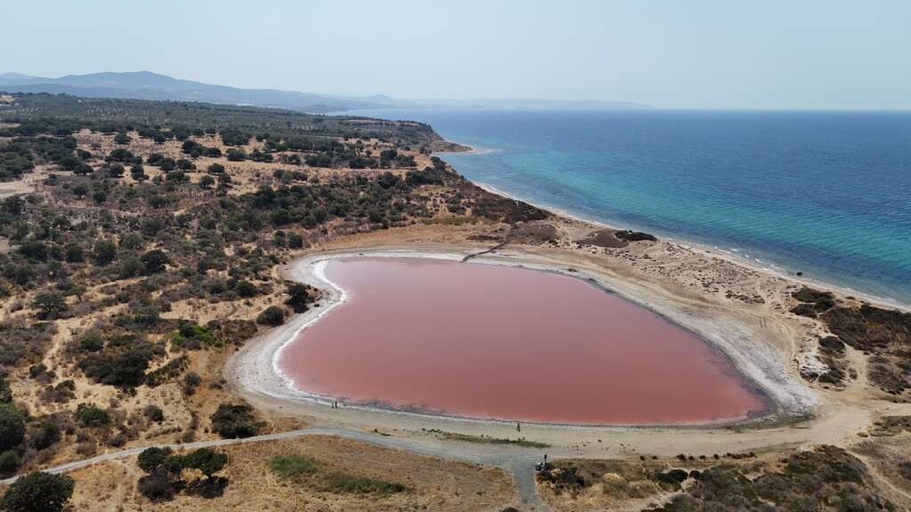 2 bin yıllık antik liman pembe göle dönüştü