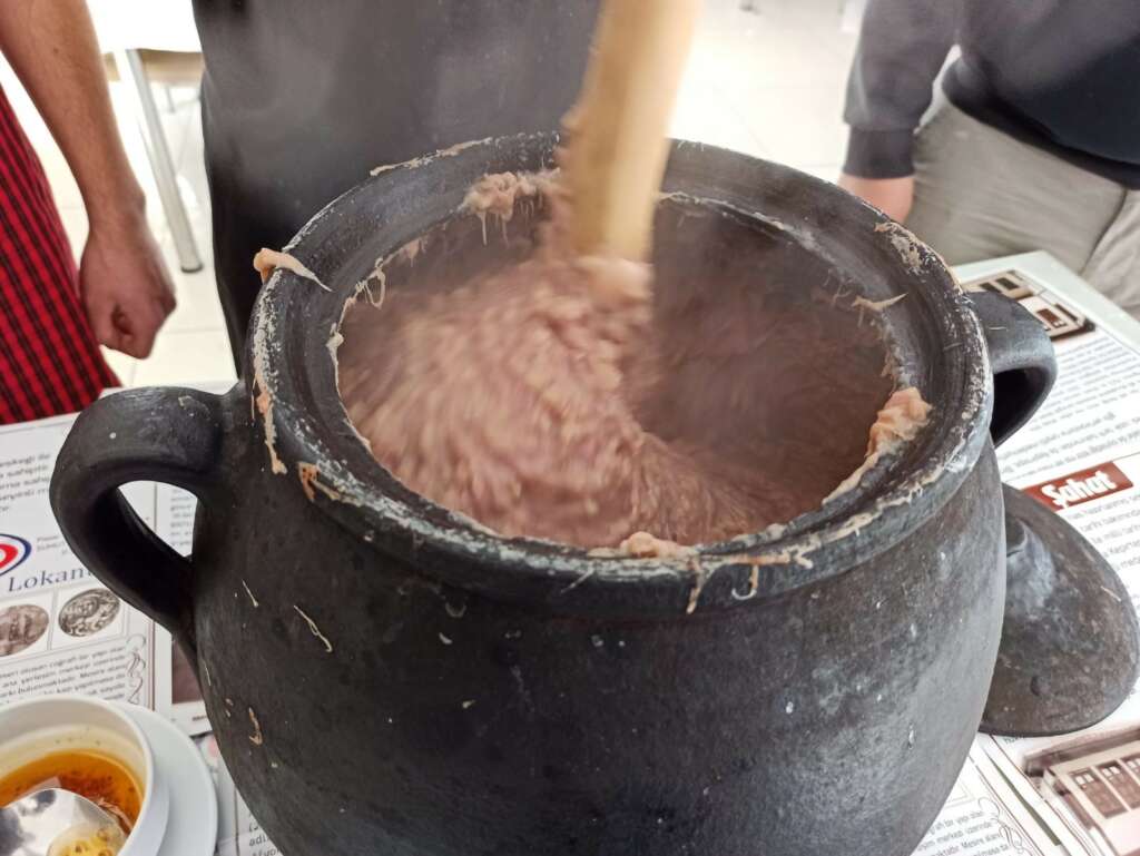 Şuhut’un tescilli yemeği çömlek içinde keşkek