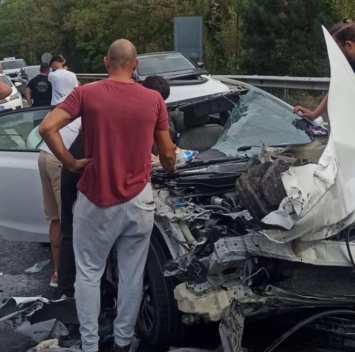 Bursa’da otomobil kamyona arkadan çarptı: 1’i ağır, 2 yaralı