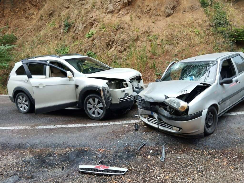 Bursa’da kaza, Otomobille cip çarpıştı: 2 yaralı