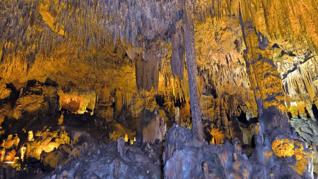 Şifa kaynağı mağara turistlerin akınına uğruyor