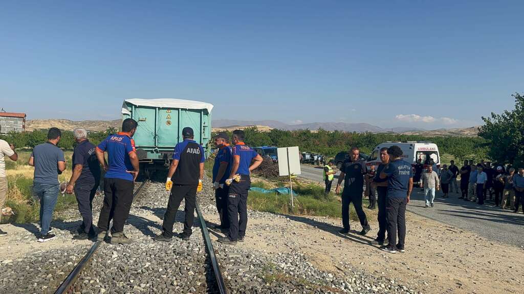 Yük treni faciası: 3 ölü, 1 ağır yaralı