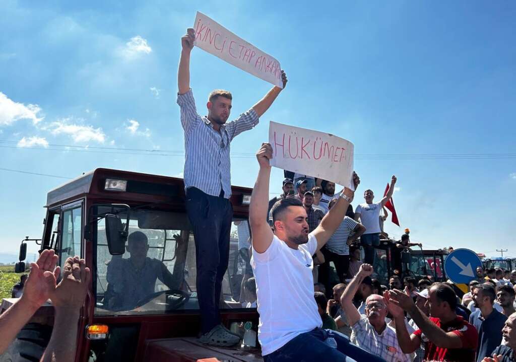 Bursa’da çiftçiler eylemde… İzmir Yolu’nu trafiğe kapattılar, elde kalan ürünlere isyan ettiler!