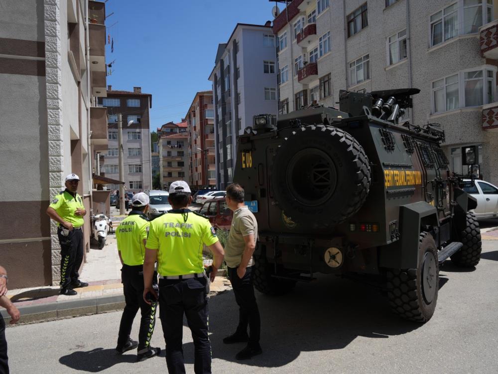 Polisi şehit etti, annesini rehin aldı