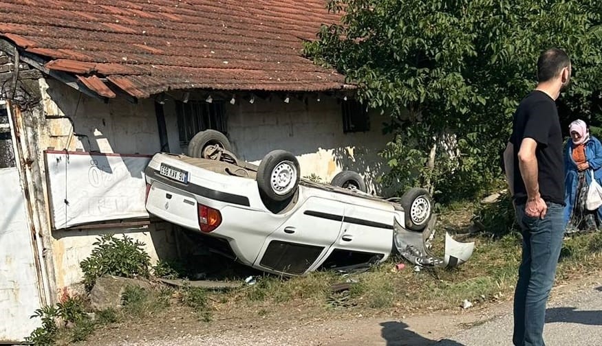 Bursa’da takla atan otomobilden yaralı kurtuldular