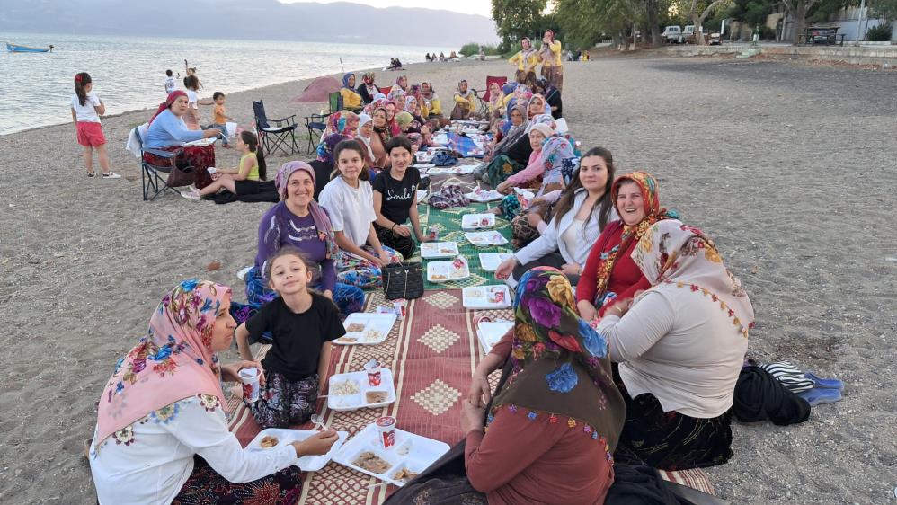 Bursa’da kayınvalideler önce tarlada çalıştı, sonra eğlendi