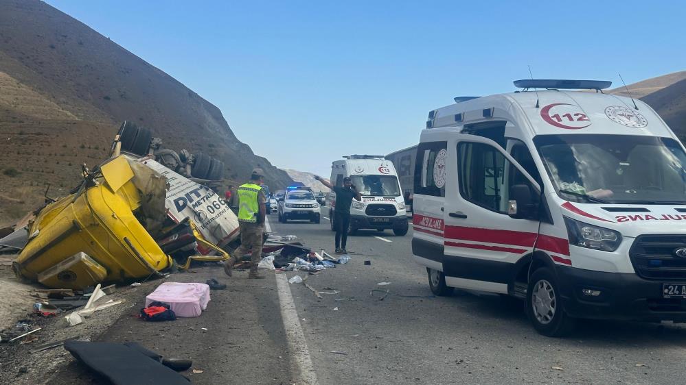 Erzincan’da korkunç kaza: 4 ölü, 2 yaralı