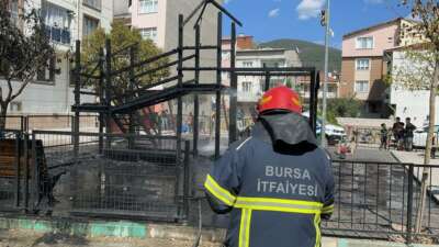 Bursa’da korkutan yangın! Çocuk parkı alevlere teslim oldu