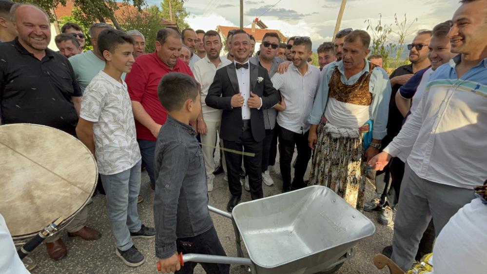 Damadın önünü kesti: “El arabasını parayla doldur”