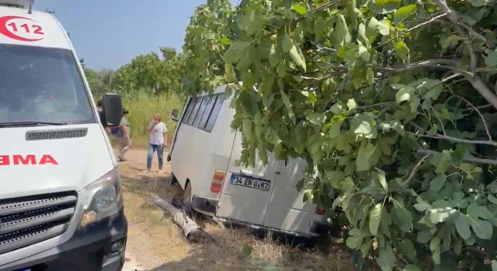 Bursa’da minibüs tarlaya uçtu