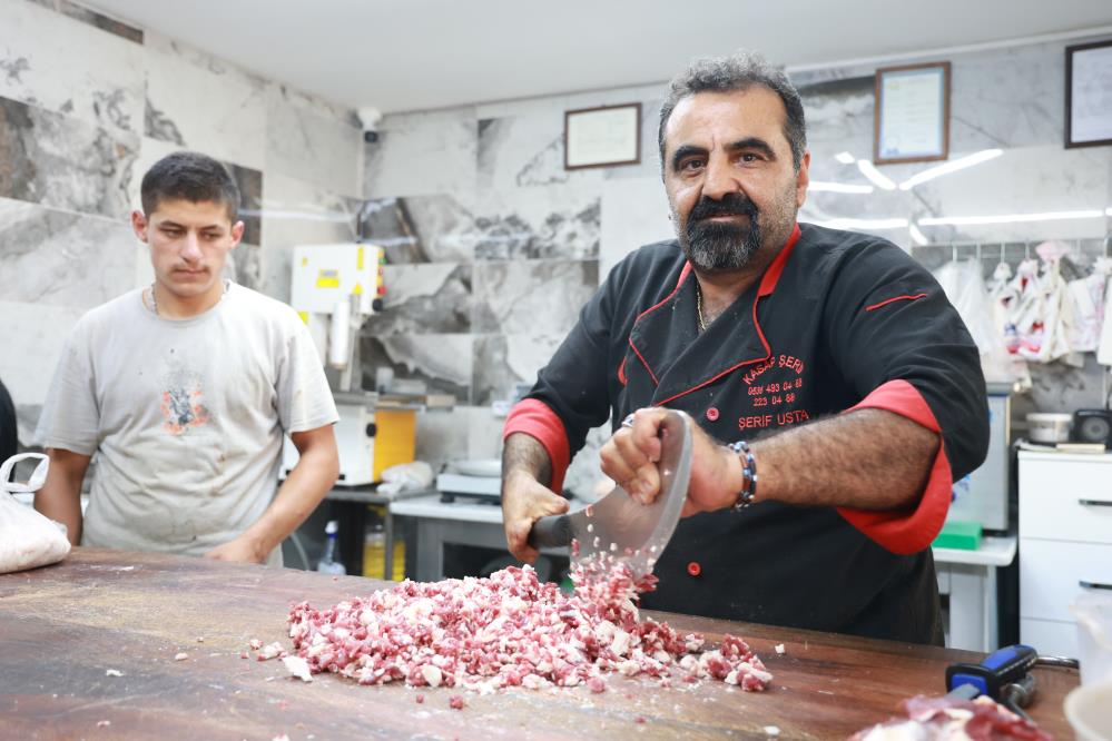 8 yaşındayken elini kıyma makinesine kaptıran kasabın, 5 parmağında 10 marifet