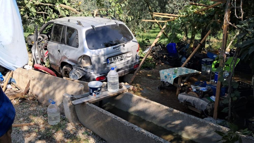 İznik’te bir otomobil sebze tezgahına çarptı