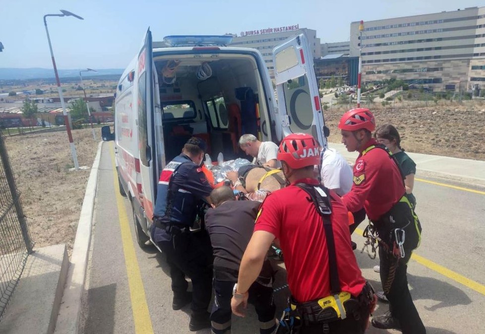 Bursa’da off-road aracıyla uçuruma yuvarlandılar… Helikopterle kurtarma operasyonu!