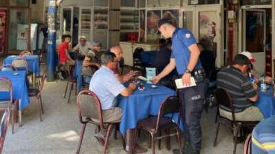 Karacabey’de polis dolandırıcılığa karşı broşür dağıttı