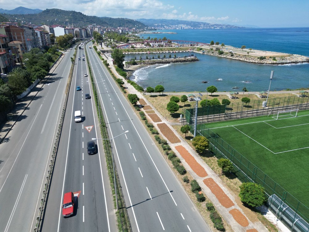 Sahil yolu harman yeri oldu! Yol kenarında kurumaya bıraktılar