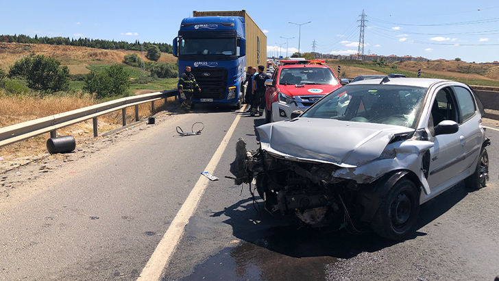 Önce bariyerlere, sonra tıra çarpan otomobil hurdaya döndü