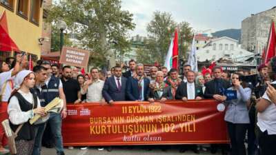 Bursa’nın kurtuluşunun 102. yıl dönümünde kortej yürüyüşü