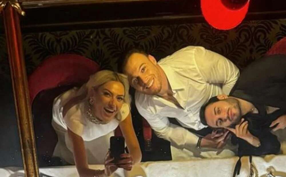 Hadise’den maskeli Venedik pozları