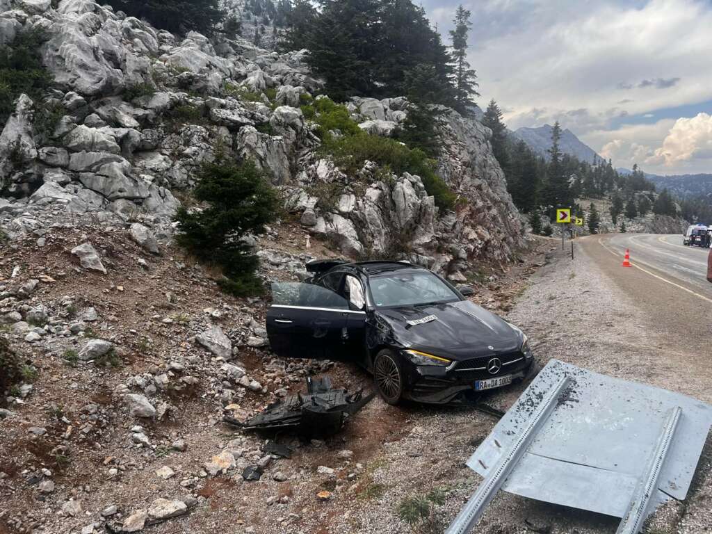 4 araçlı zincirleme kaza: 5 yaralı