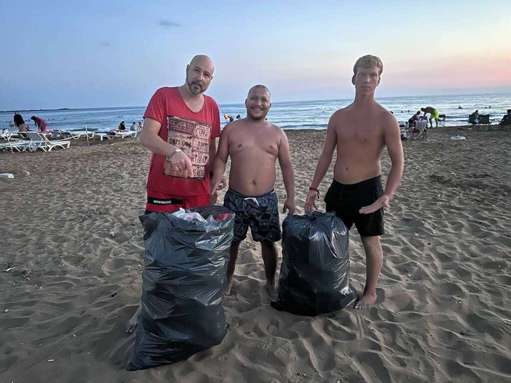 Tatil için geldiği plajda çöpleri gören gurbetçi isyan etti