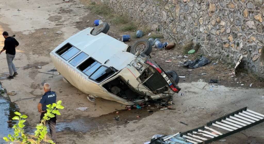 Bursa’da minibüs dereye uçtu: Sürücü nefes kesen operasyonla kurtarıldı