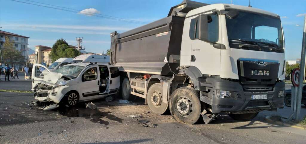 Hafif ticari araçla kamyon çarpıştı: 6 yaralı