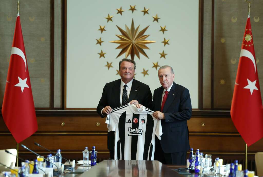 Cumhurbaşkanı Erdoğan, Beşiktaş Başkanı Arat ve sporcuları kabul etti