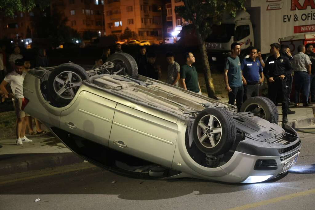 Kontrolden çıkan otomobil takla attı