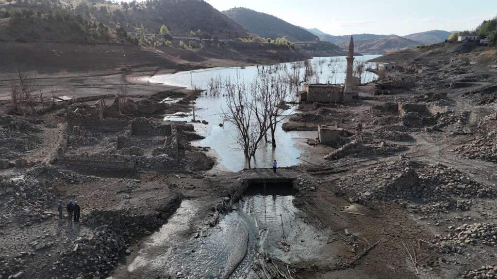 Kuraklık 14 yıl sonra asırlık köyü ortaya çıkarttı