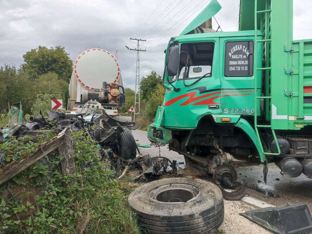 Beton mikseri ile kamyon çarpıştı