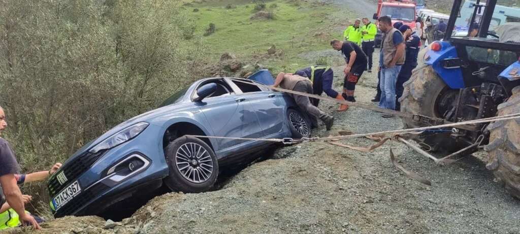 Otomobil yol kenarında asılı kaldı, araçtaki çift ölümden döndü