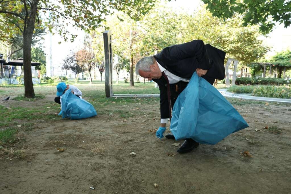 Bursa’da eline çöp poşeti alan başkan, parkı köşe bucak temizledi