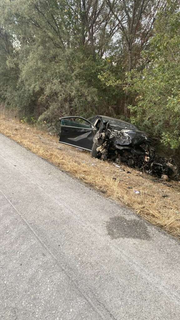 Otomobil yol kenarındaki ağaçlara çarptı: 1 ölü, 1 yaralı