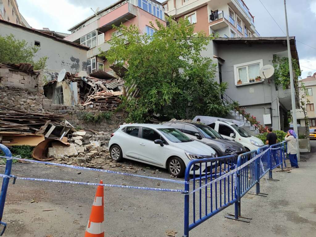 Gecekondu duvarı araçların üzerine çöktü