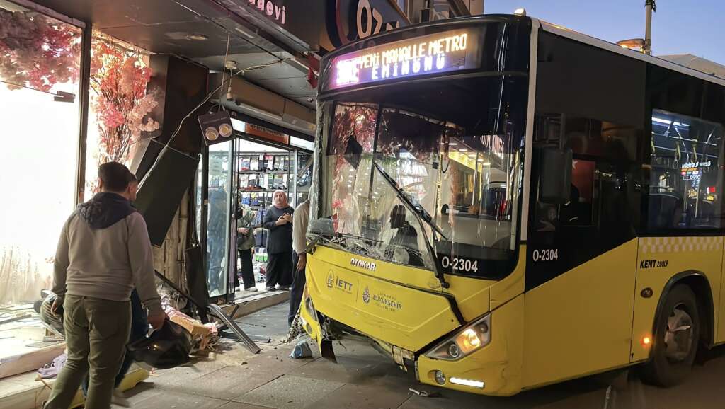 Kontrolden çıkan beledotobüsü gelinlik mağazasına girdi