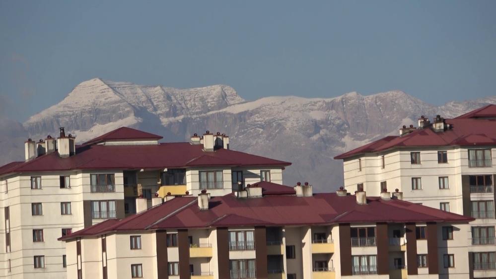 Türkiye’nin 2. zirvesine mevsimin ilk karı düştü